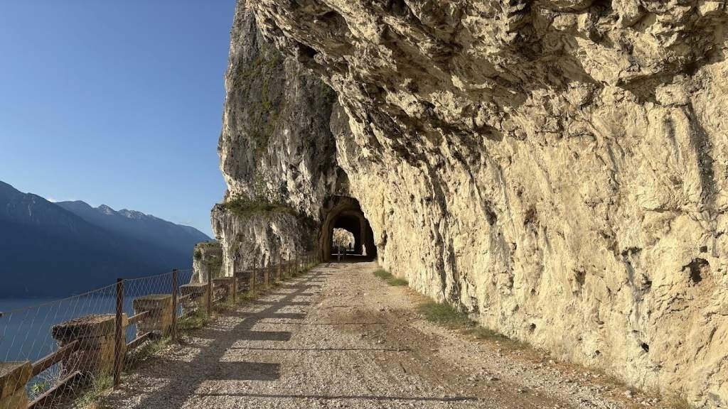 Skalní galerie a dechberoucí výhledy: Na kole po legendární Ponalské cestě k jezeru Ledro