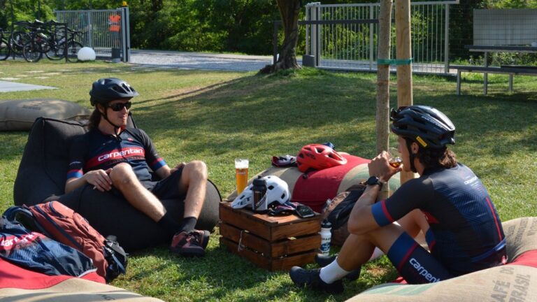 Příběhy z Torbole: Kde se rodí legendy gardského bikingu a windsurfingu