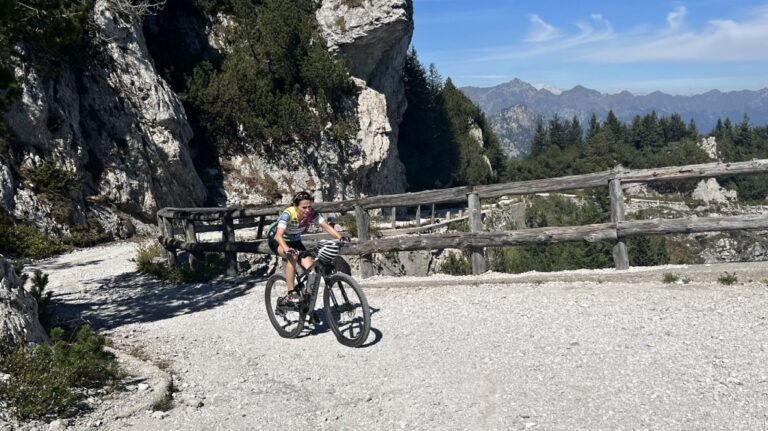 Z údolí Ledro na Tremalzo: Královská bikerská výzva po stopách historie