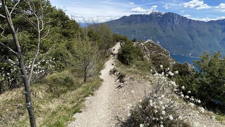 Přes Passo Rocchetta na hranu Punta Larici: Poctivé enduro nad Gardou