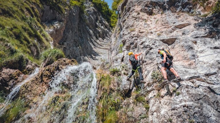 Via Ferrata Cascata di Ballino (C): Adrenalinový výstup v srdci vodopádu nad horským sedlem