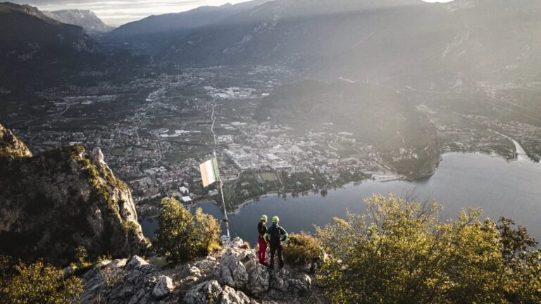 Via Ferrata Fausto Susatti (B): Úchvatné výhledy z vrcholu Cima Capi na jezero Garda po výstupu z Biacesy
