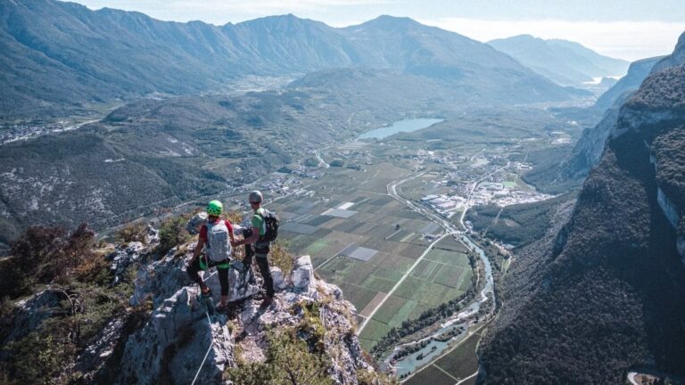 Via Ferrata Rino Pisetta (E): Extrémní vertikální výzva nad údolím Laghi je pro ty nejzkušenější