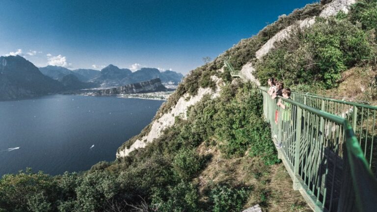 Sentiero Busatte Tempesta: Panoramatická tůra z Torbole s visutými schody nad jezerem Garda