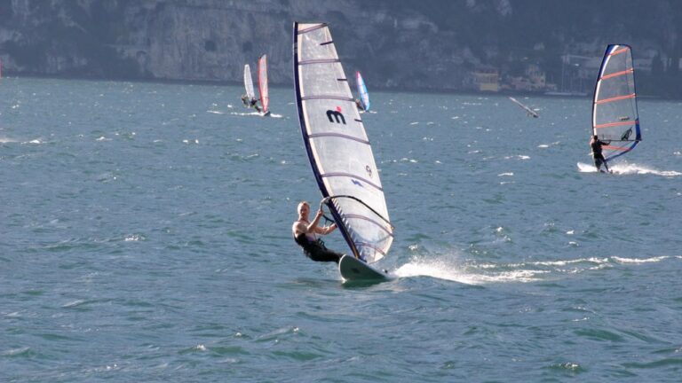 Windsurfing na jezeře Garda: Divoké vlny a vítr v plachtách